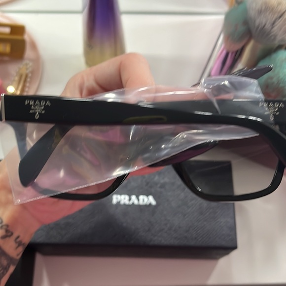 Prada sunglasses never used brand new black comes with authenticity and case - Picture 2 of 3